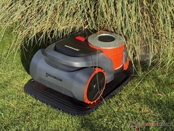 Navimow H2 auf seiner Ladestation