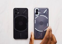 Das Nothing Phone (2) erhält nur kleinere Design-Anpassungen. (Bild: Marques Brownlee)
