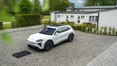 Ab sofort kann der Porsche Cayenne Electric auch mit induktivem Ladesystem geordert werden (Quelle: Porsche). 