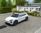 Ab sofort kann der Porsche Cayenne Electric auch mit induktivem Ladesystem geordert werden (Quelle: Porsche).