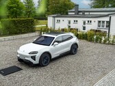 Ab sofort kann der Porsche Cayenne Electric auch mit induktivem Ladesystem geordert werden (Quelle: Porsche). 