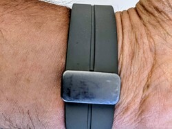 Die Metallschließe der Galaxy Watch5 Pro zeigt Benutzungsspuren