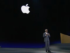 Googles Cloud-CEO Thomas Kurian mit dem Apple-Logo im Hintergrund