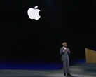Googles Cloud-CEO Thomas Kurian mit dem Apple-Logo im Hintergrund