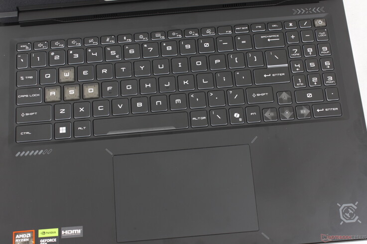 Die gleiche Tastatur wie beim Crosshair 16 HX, jedoch mit einem etwas größeren Clickpad (13 x 8,2 cm gegenüber 12 x 7,5 cm)