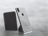 Das günstigste iPhone 12 dürfte ein ganzes Stück kleiner als das iPhone 11 werden. (Bild: MARK S., Unsplash)