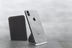 Das günstigste iPhone 12 dürfte ein ganzes Stück kleiner als das iPhone 11 werden. (Bild: MARK S., Unsplash)
