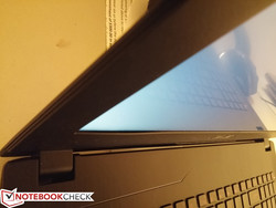 Der Innenrahmen liegt nicht ganz flach auf dem Bildschirm.