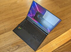 Mitsamt AMD Ryzen 9 und RTX 4080 kostet das Asus ROG Strix SCAR 17 derzeit nur 2.106 Euro (Bild: Allen Ngo)