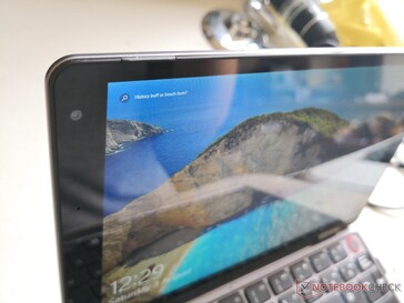 Touchscreen mit Edge-to-edge-Glas. Man beachte die unpraktische Position der Webcam