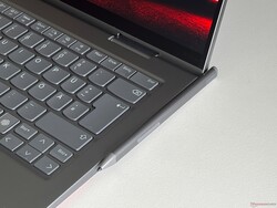 Der Stift kann jetzt magnetisch am Gehäuse befestigt werden.