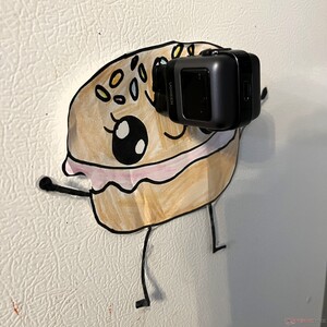 The Nexode RG hat magnetische Füße, die leicht an Metall, z. B. einem Kühlschrank, haften.