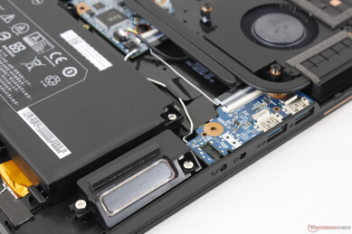 Stereo-Lautsprecher in den vorderen Ecken