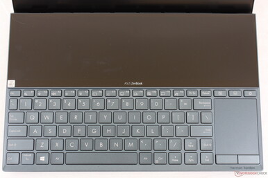 Das Tastenlayout hat sich gegenüber dem ZenBook Pro Duo verändert. Die Shift-Taste ist hier deutlich geschrumpft, um Platz für größere Pfeiltasten zu schaffen.