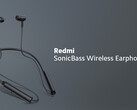 Die Redmi SonicBass Bluetooth-Ohrhörer werden durch ein Kabel miteinander verbunden, das hinter dem Nacken des Trägers verläuft. (Bild: Xiaomi)