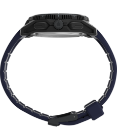 Seitenansicht der schwarzen Timex Ironman Adrenaline mit geschützter Krone, seitlichen Drückern und dunkelblauem Armband