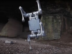 Der Unitree A2 Stellar Hunter kann nicht nur tanzen, sondern auch bis zu 30 Kg auf seinem Rücken tragen. (Bildquelle: Untitree via YouTube)