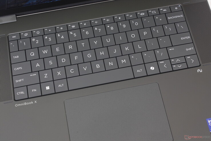 Neues Tastaturdesign mit engeren Abständen zwischen den einzelnen Tasten und allgemein geringerem Hubweg