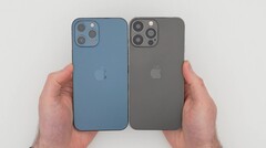 Kaum vom echten iPhone zu unterscheiden: Das reale iPhone 12 Pro Max gegen ein Dummy-Modell des kommenden iPhone 13 Pro Max (Bild: Unbox Therapy)