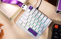 Epomaker schrumpft die Tastatur, um mehr Platz für die Gaming-Maus zu schaffen.