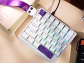 Epomaker schrumpft die Tastatur, um mehr Platz für die Gaming-Maus zu schaffen.