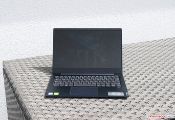 Das Lenovo IdeaPad S540 bei Sonnenschein