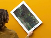 Der Lenovo Smart Frame lässt sich auch nach der Montage an der Wand noch problemlos vom Quer- ins Hochformat drehen. (Bild: Lenovo)