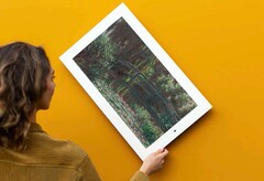 Der Lenovo Smart Frame lässt sich auch nach der Montage an der Wand noch problemlos vom Quer- ins Hochformat drehen. (Bild: Lenovo)