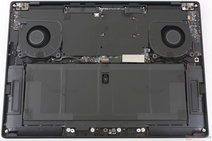 Die M.2-SSD sitzt unterhalb des Kühlkörpers neben dem linken Lüfter, der nicht vom Benutzer entfernt werden kann