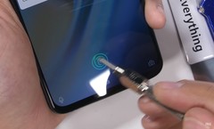 Das OnePlus 6T muss sich im Durability-Test beweisen, insbesondere der Fingerabdrucksensor unterm Display.
