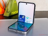 Das Samsung Galaxy Z Flip7 FE nutzt größtenteils Komponenten älterer Modelle. (Bildquelle: Notebookcheck)