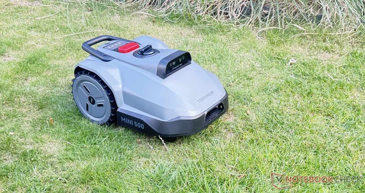 TerraMow Mini 500 Mähroboter bei der Arbeit