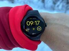 Es stehen Neuerungen für die Google Pixel Watch 2 und weitere Smartwatches mit Wear OS 4 an. (Bild: Benedikt Winkel)