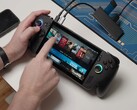 Asus ROG Ally X mit Bazzite, mit auf dem Bildschirm sichtbaren Spieltiteln und angeschlossenen USB-Geräten. (Bildquelle: Dawid Does Tech Stuff)