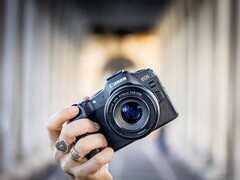 Die Canon EOS R8 ist die bislang leichteste Vollformat-Kamera des EOS R-Systems. (Bild: Canon)