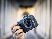 Die Canon EOS R8 ist die bislang leichteste Vollformat-Kamera des EOS R-Systems. (Bild: Canon)