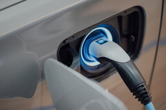 Laut einer EY-Studie kostet der E-Auto-Boom Deutschland bis 2030 Milliarden (Quelle: EY).