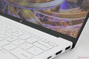 Deckel in einem maximalen Winkel von nur ~130 Grad geöffnet