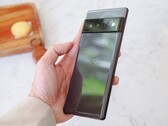 Das Google Pixel 6 Pro mit 256 GB Speicher wird auf Amazon aktuell für nur 630 Euro angeboten. (Bild: Thai Nguyen)