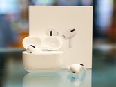 Die Apple AirPods Pro erhalten zwei spannende neue Features per Software-Update. (Bild: Zana Latif, Unsplash)