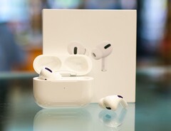 Die Apple AirPods Pro erhalten zwei spannende neue Features per Software-Update. (Bild: Zana Latif, Unsplash)