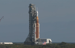 Artemis II auf dem Weg zu Launchpad 39B (Screenshot Youtube)