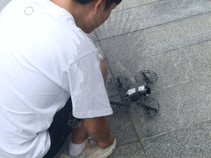 Das soll die DJI Mini 5 Pro von oben sein - mit Propellerkäfigen wie bei der DJI Flip.