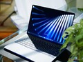 Das Dell XPS 13 fällt ohne Bildungsrabatt wesentlich teurer aus.