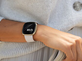 Die Fitbit Sense, Versa 3 und weitere Wearables gibt es derzeit bei Amazon und weiteren Shops zu attraktiven Preisen. (Bild: Fitbit)