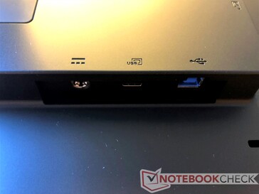 Anschlüsse entlang der unteren rechten Seite: DC-Eingang, USB 3.1 Gen 2 (10 Gbit/s) Typ-C mit DisplayPort 1.4, USB 3.1 Typ-B (nur Upstream)