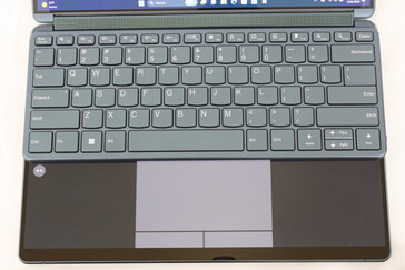 Wird die Tastatur an der Oberseite befestigt, erscheinen automatisch das Clickpad und die Maustasten.
