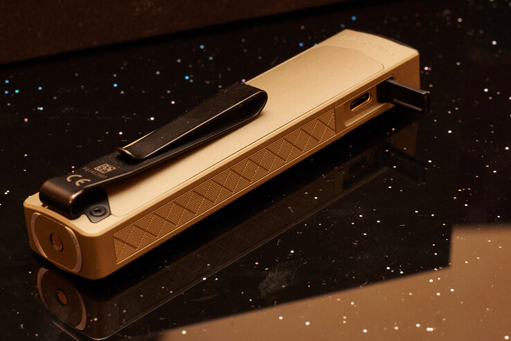 Zwei-Wege-Clip der Arkpro Ultra (identisch mit der Arkpro). (Bildquelle: Andreas Sebayang/Notebookcheck.com)