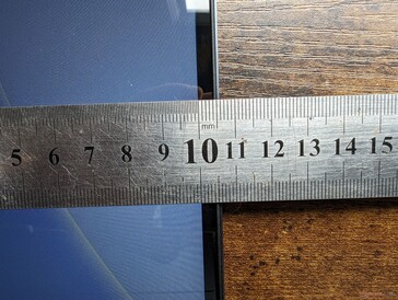 Schmale seitliche Einfassungen mit dickeren oberen und unteren Einfassungen