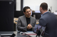 Microsofts Hardware-Chef Panos Panay im Gespräch. (Bild: Mike Kane/Bloomberg/Getty Images)